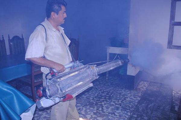 Personal de vectores del Centro de Salud fumiga en Coatepeque para controlar plaga de mosquitos. (Foto Prensa Libre: Édgar Girón)