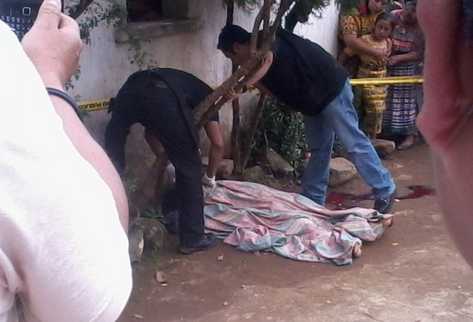 Adelaida Cruz Muy fue ultimada  en el cantón Xiprián, Santa Clara La Laguna.