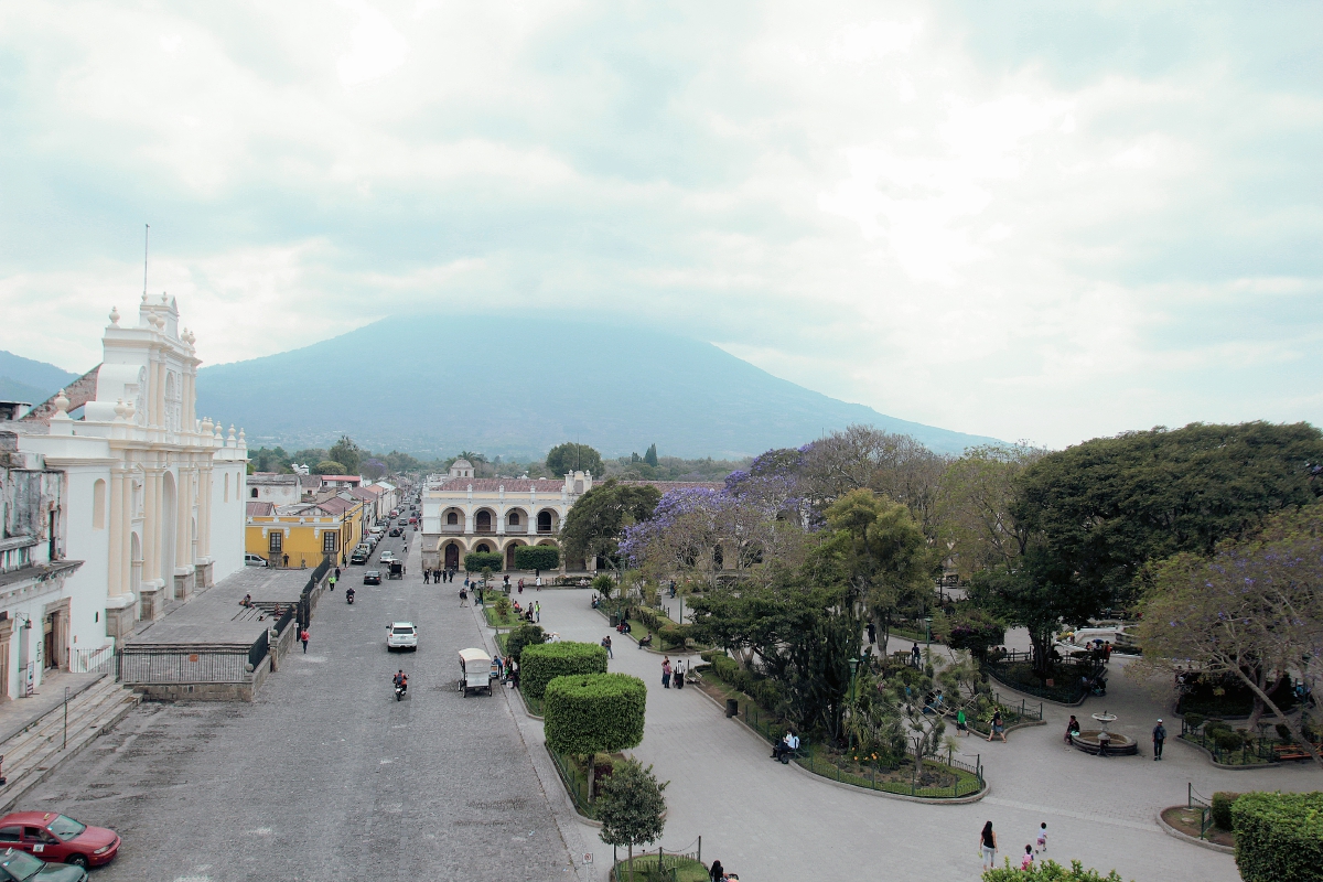 Panorámica de la plaza mayor de Antigua Guatemala. (Foto Prensa Libre: Miguel López)