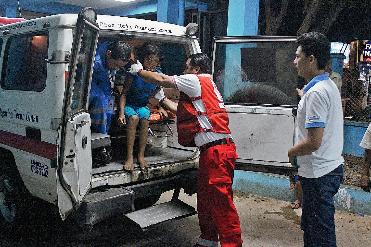 Una niña es trasladada al Hospital Regional de Coatepeque, Quetzaltenango, por síntomas de intoxicación. (Foto Prensa Libre: Alexander Coyoy)