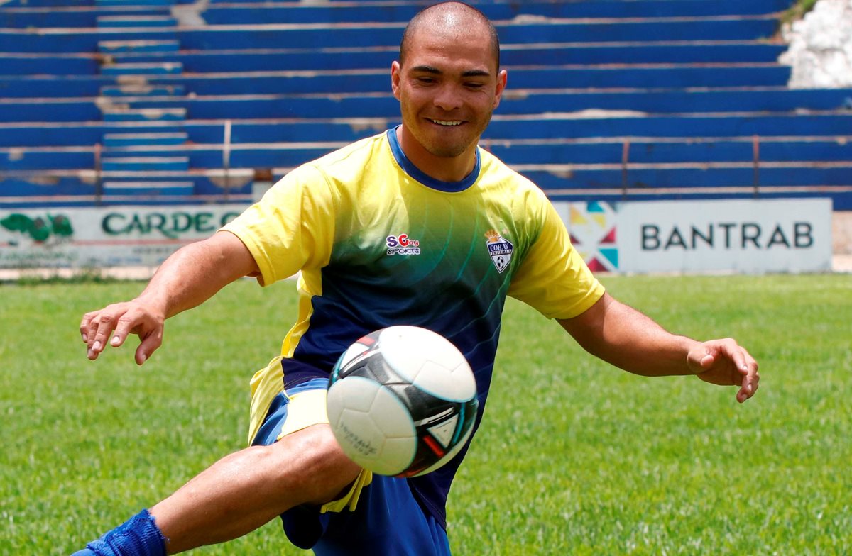 El brasileño Janderson Pereira se ejercita en el estadio Verapaz, donde el miércoles comenzó la pretemporada con Cobán. (Foto Prensa Libre: Eduardo Sam Chun)