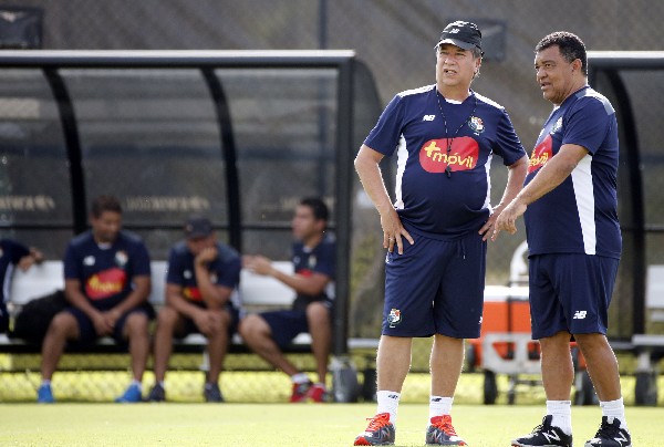 Hernán Gómez, técnico de Panamá, define el once que utilizará el lunes contra Bolivia. (Foto Prensa Libre: EFE).