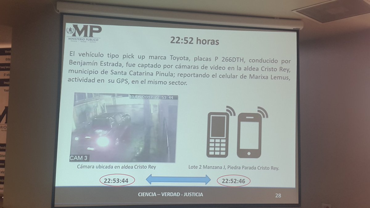 Una cámara de vigilancia capta el picop que conducía Estrada en su paso por Cristo Rey en Santa Catarina Pinula. (Foto Prensa Libre: MP)