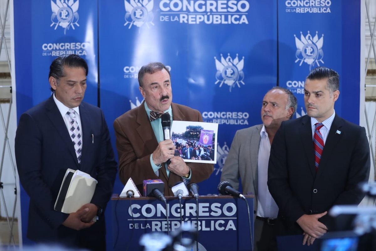 El diputado Linares-Beltranena expone los motivos por los que, según él, se debería destituir al magistrado de conciencia. (Foto Prensa Libre: Esbín García)