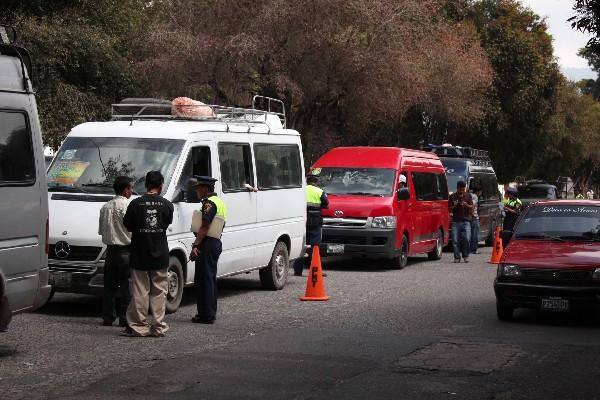 La Policía Municipal de Tránsito,  durante  el operativo   de ayer  en la cabecera  de San Marcos.