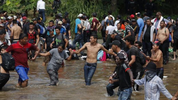 Cientos de migrantes ya han ingresado a México cruzando el río Suchiate. AFP