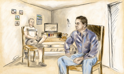 Juan Carlos Monzón —al frente— y Salvador González —al fondo— se acomodan en la estrecha celda de 3.5 por dos metros que comparten. Tienen una cama, fotografías, un calendario, un frigobar, un desayunador, dos sillas y un televisor. (Ilustración Prensa Libre: Esteban Arreola)