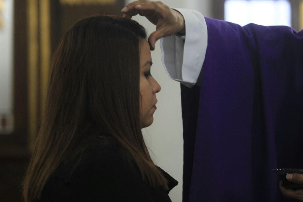 Fieles católicos llegan a las iglesias en el Miércoles de Ceniza que marca el comienzo de la Cuaresma. (Foto Prensa Libre: Estuardo Paredes)