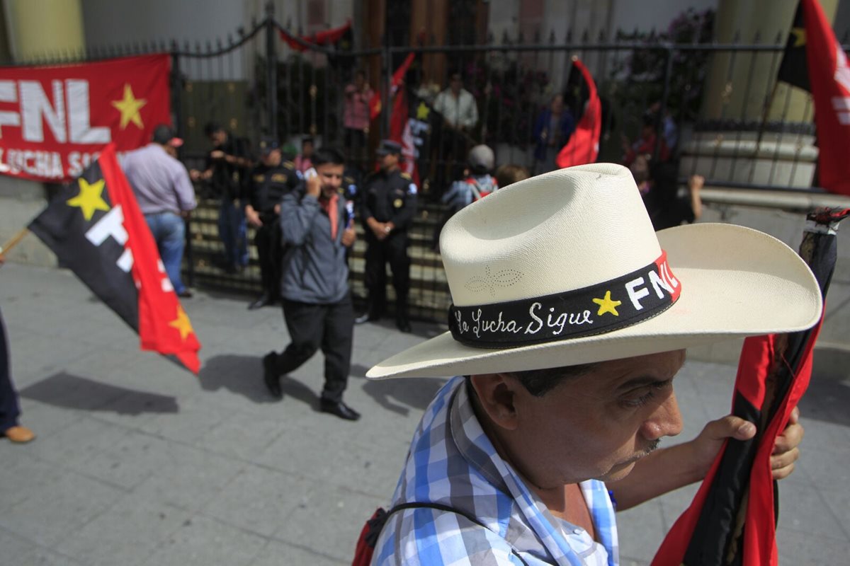 Sindicalistas del Frente Nacional de Lucha protestan frente a Casa Presidencial en oposición a la creación de patronatos en los hospitales (Foto Prensa Libre: Edwin Bercián)