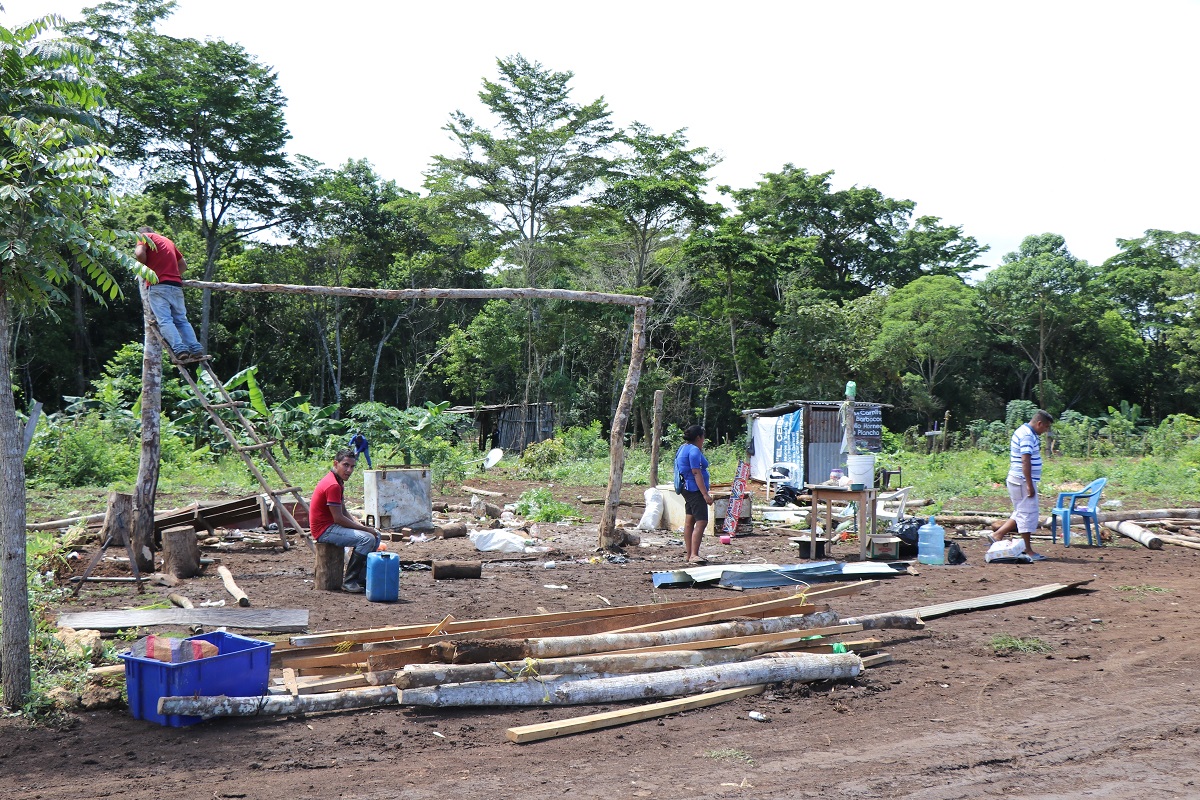 Alrededor de 300 familias que invadían una zona protegida municipal en La Libertad, fueron desalojadas por autoridades. (Foto Prensa Libre: Rigoberto Escobar)