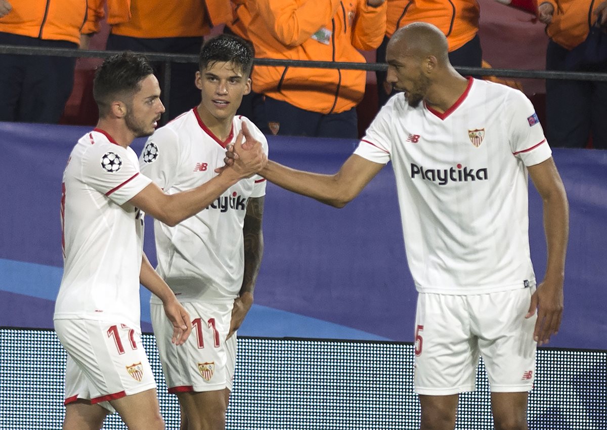 Pablo Sarabia celebra junto a sus compañeros el gol del Sevilla. (Foto Prensa Libre: AFP)