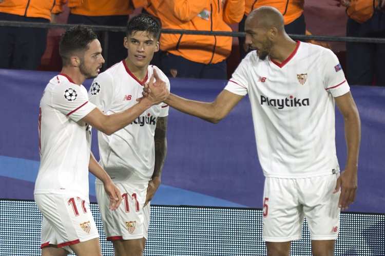 Pablo Sarabia celebra junto a sus compañeros el gol del Sevilla. (Foto Prensa Libre: AFP)