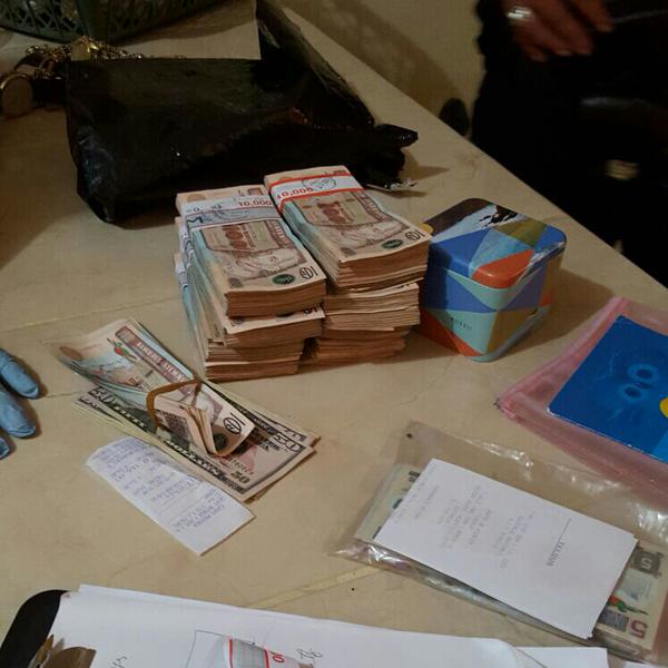 El dinero incautado es contabilizado por agentes de la PNC en la cabecera de Zacapa. (Foto Prensa Libre: PNC)