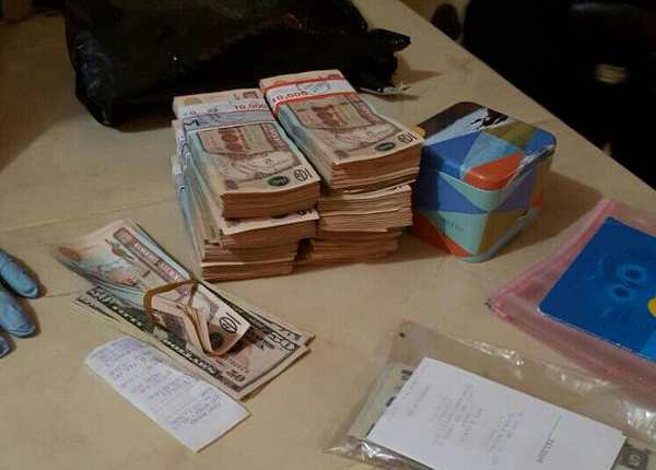 El dinero incautado es contabilizado por agentes de la PNC en la cabecera de Zacapa. (Foto Prensa Libre: PNC)