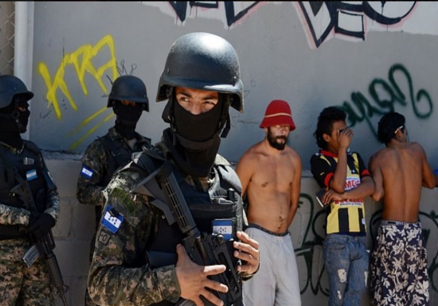 Efectivos de la Policía salvadoreña participan en la captura de integrantes de la MS13.(Foto Prensa Libre: AFP).