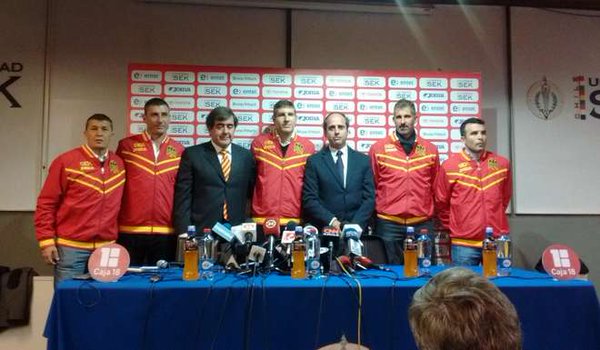 Martín Palermo fue presentado este miércoles junto a su cuerpo técnico. (Foto Prensa Libre: cortesía Olé)