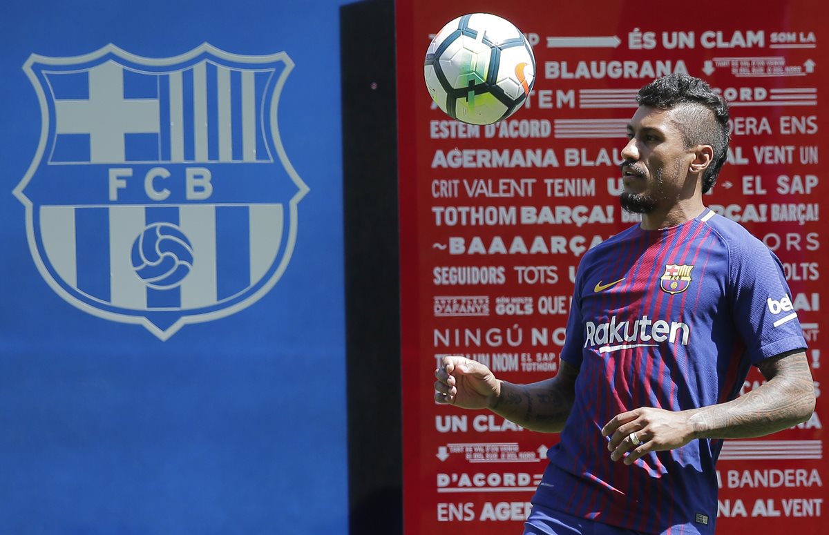 Paulinho hace juegos con la pelota durante su presentación con el FC Barcelona. (Foto Prensa Libre: AP)
