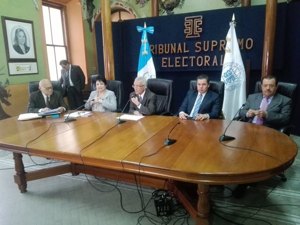 Magistrados del TSE anuncian la revocación de 11 alcaldes y un concejal, por fraude de ley. (Foto Prensa Libre: Manuel Hernández)