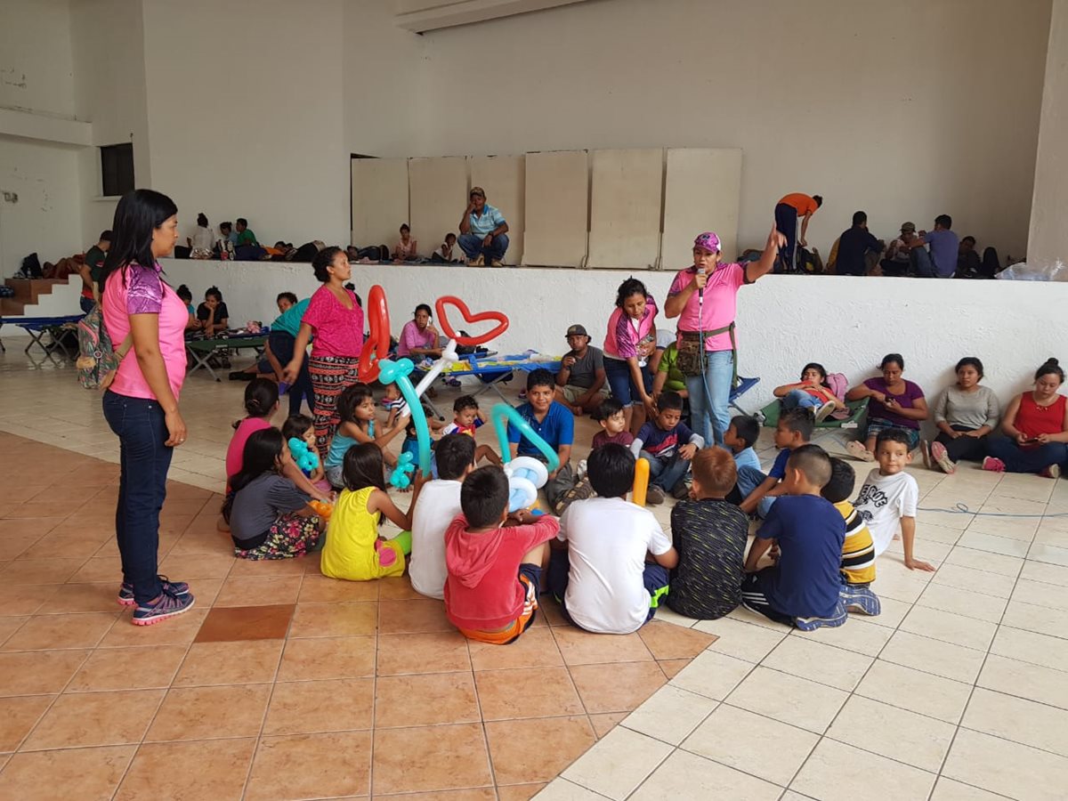 Unos 180 migrantes hondureños están albergados en el Salón Cristal, Tecún Umán San Marcos. (Foto Prensa Libre: Whitmer Barrera)