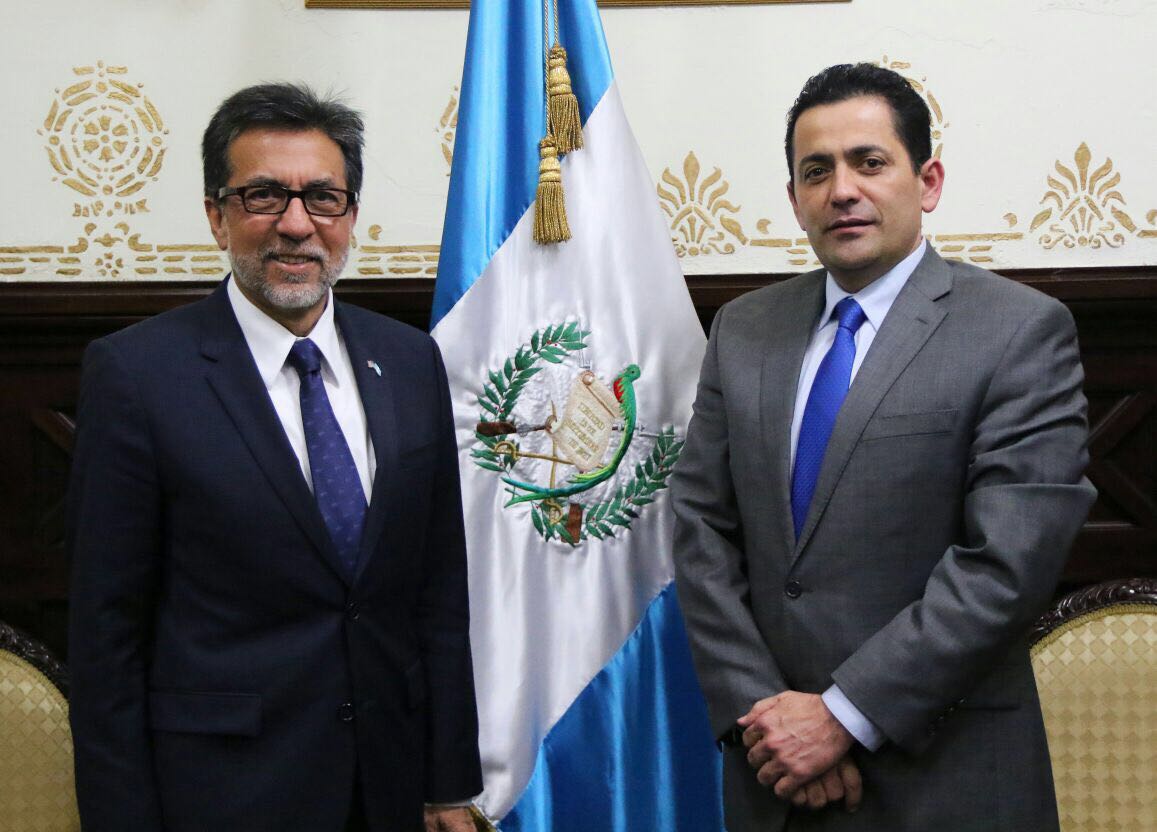 El embajador de Estados Unidos se reunió con el presidente del Congreso en una visita calificada de cortesía. (Foto Prensa Libre: Esbin García)