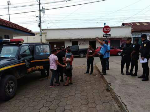 Agentes de la PNC, personeros de la PGN y PDH trasladaron a los menores al Hospital Nacional de Jutiapa y luego a un hogar de protección. (Foto Prensa Libre: PNC)