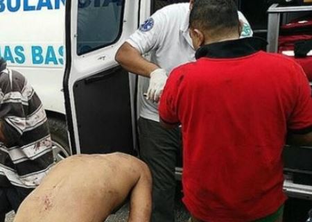 Paramédicos atienden a los supuestos ladrones agredidos en México. (Foto Prensa Libre: EFE)