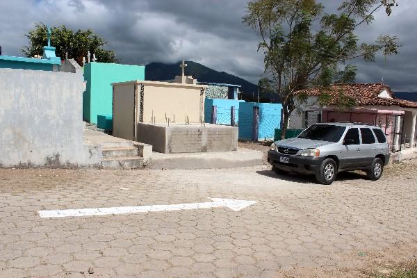 La PMT multará a los conductores que  no respeten la señalización en el cementerio.