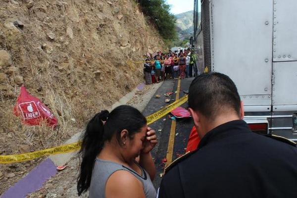 Un bus pullman colisionó un picop donde viajaban varios niños, uno de 7 años murió en el lugar. (Foto Prensa Libre: Oswaldo Cardona)