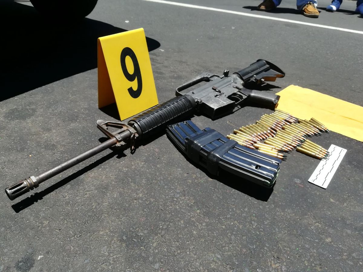 Uno de los fusiles utilizados en el ataque armado que dejó siete muertos en el Hospital Roosevelt. (Foto Prensa Libre: PNC)