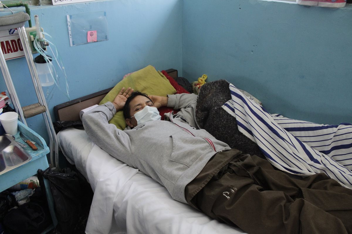 Un hombre en una camilla del hospital Rodolfo Robles de Quetzaltenango. (Foto Prensa Libre: María José Longo)