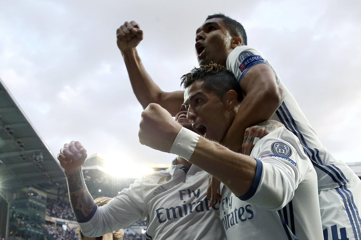 El delantero portugués del Real Madrid Cristiano Ronaldo (c) celebra su gol con sus compañeros.