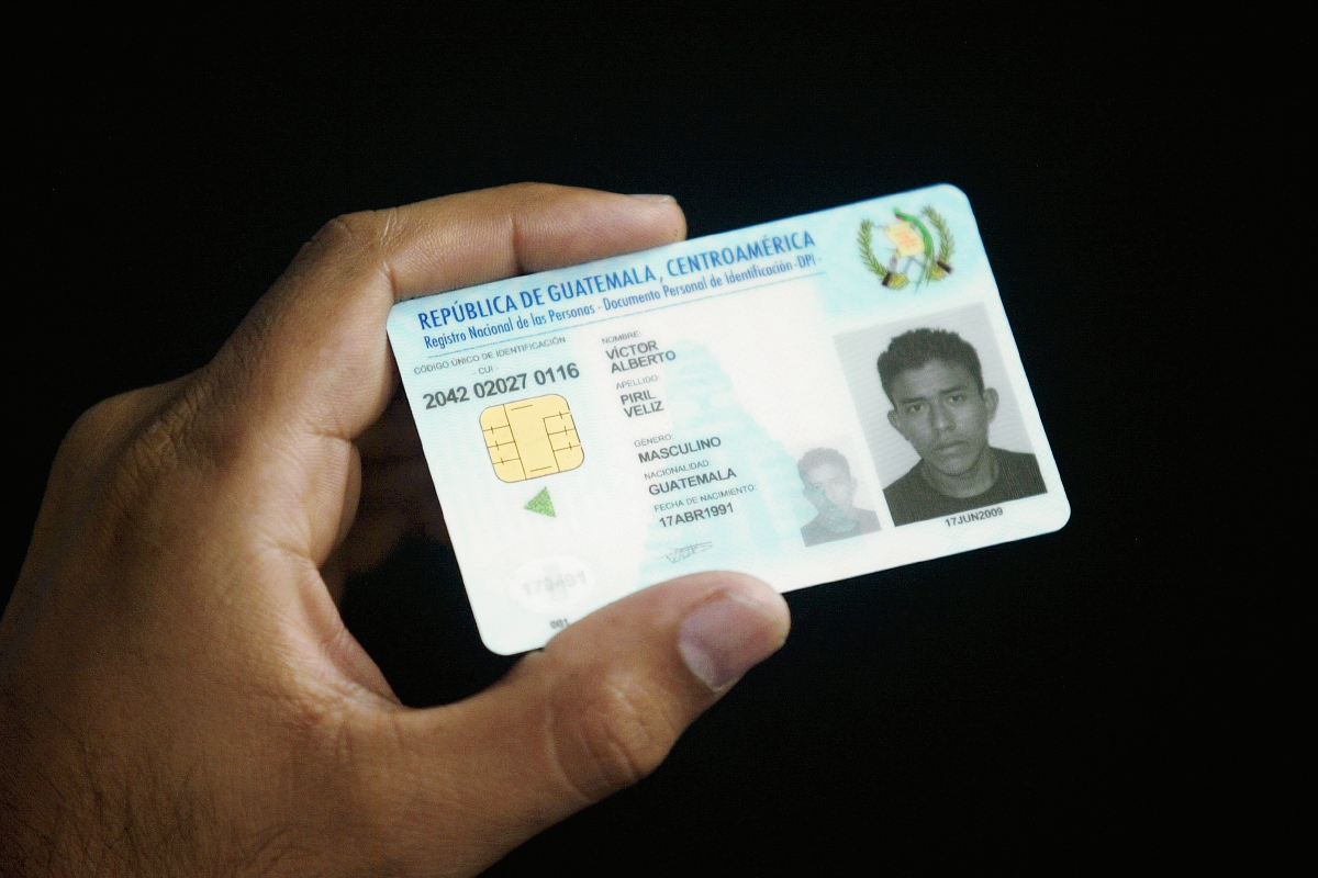 El DPI se convirtió en 2014 en el único documento de identificación válido para las autoridades. (Foto Prensa Libre: Hemeroteca PL)