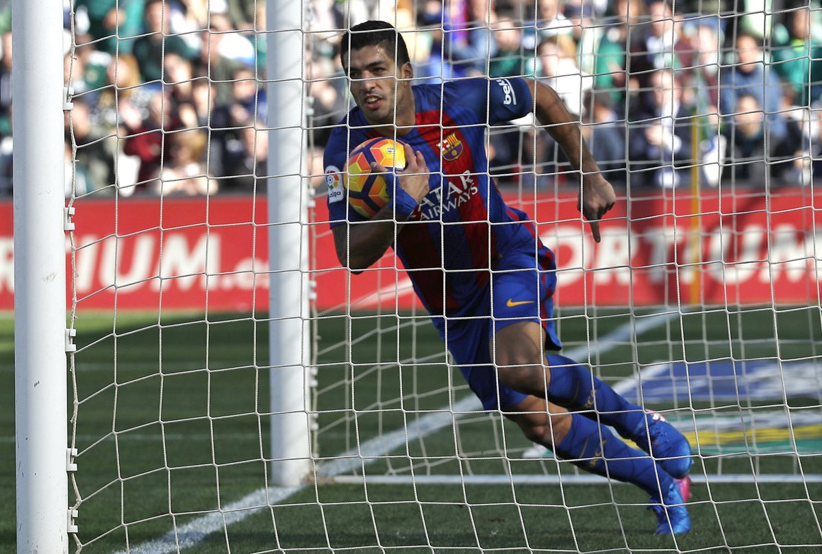 Luis Suárez y Lionel Messi evitaron que el Barcelona perdiera en el Benito Villamarín. (Foto Prensa Libre: EFE)