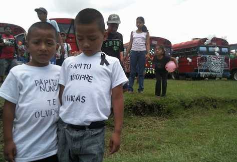 En el parque La Democracia dos niños celebran el día de San Cristóbal entre recuerdos de su padre asesinado (Foto Prensa Libre: Carlos Contreras)