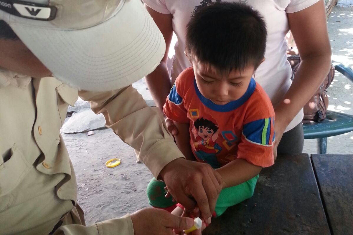 Representante del Área de Salud de Santa Rosa toma una muestra de sangre a un niño, para diagnosticar la enfermedad. (Foto Prensa Libre: Oswaldo Cardona)