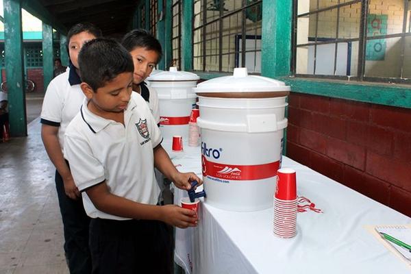 Niños en la Escuela Rural Mixta número 1 de San Sebastián, Retalhuleu, beben agua suministrada por un ecofiltro. (Foto Prensa Libre: Rolando Miranda)