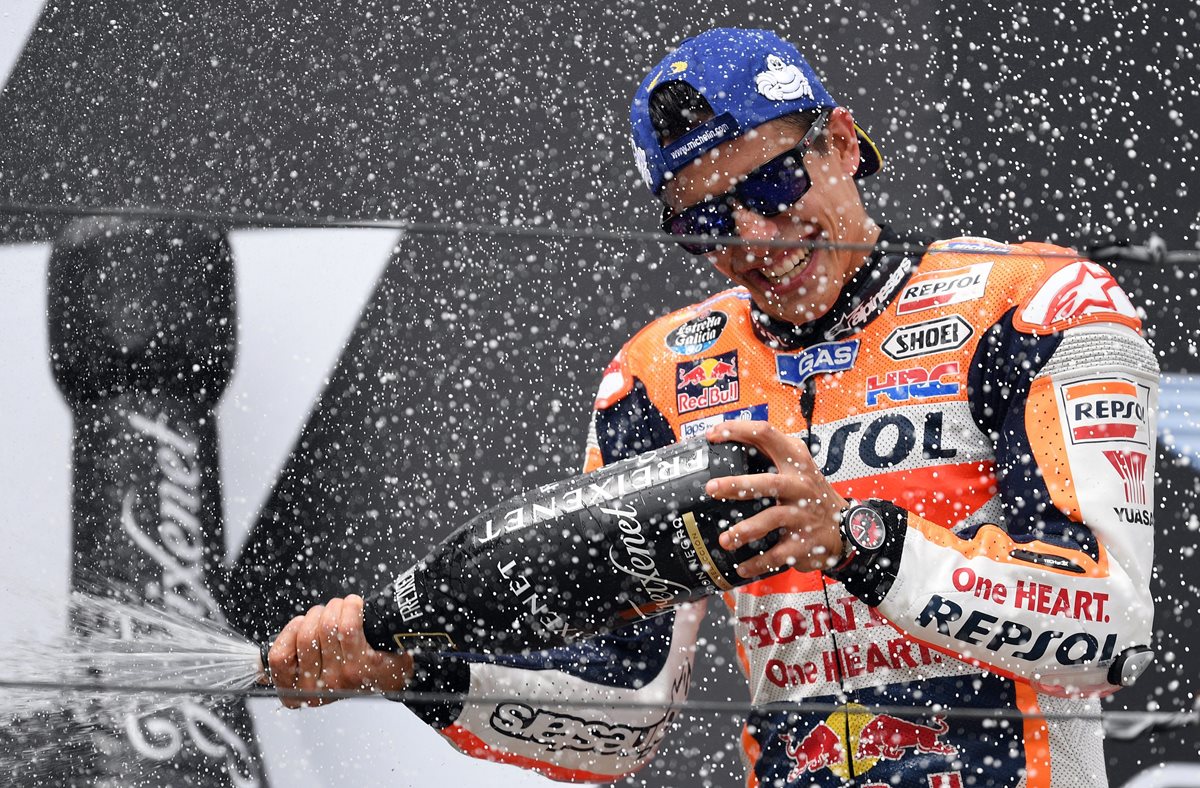 La celebración efusiva de Márquez por conseguir otro título a su palmarés. (Foto Prensa Libre: EFE)