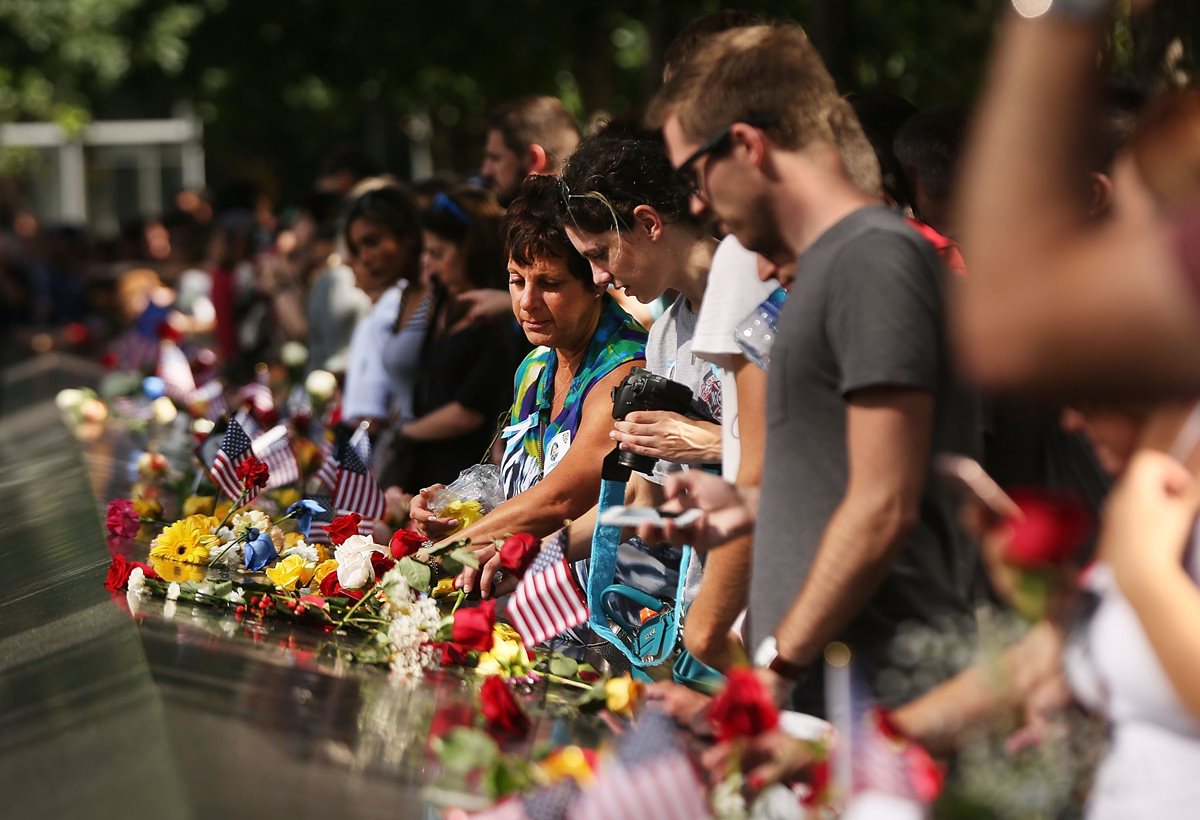 Neoyorquinos colocan flores en conmemoración del 15 aniversario de los atentados del 11 de septiembre de 2001 que se cobraron casi 3 mil muertos. (Foto Prensa Libre: AFP).