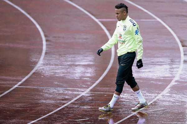 Mientras Neymar se entrena con la selección brasileña en Francia, el FC Barcelona continúa defendiendo su fichaje. (Foto Prensa Libre: EFE)