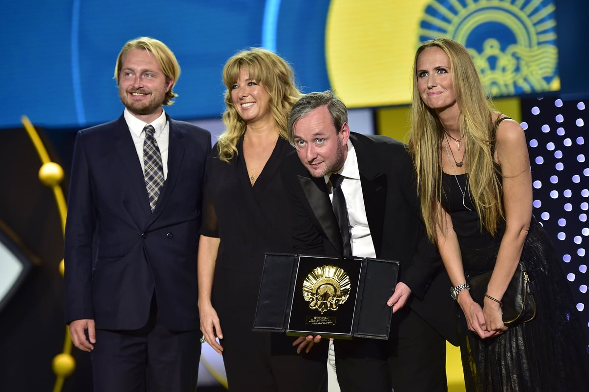 El islandés Runar Runarsson, director de la película "Sparrows" (segundo de la derecha), recibe el máximo galardón del Festival de Cine de San Sebatián. (Foto Prensa Libre AP)