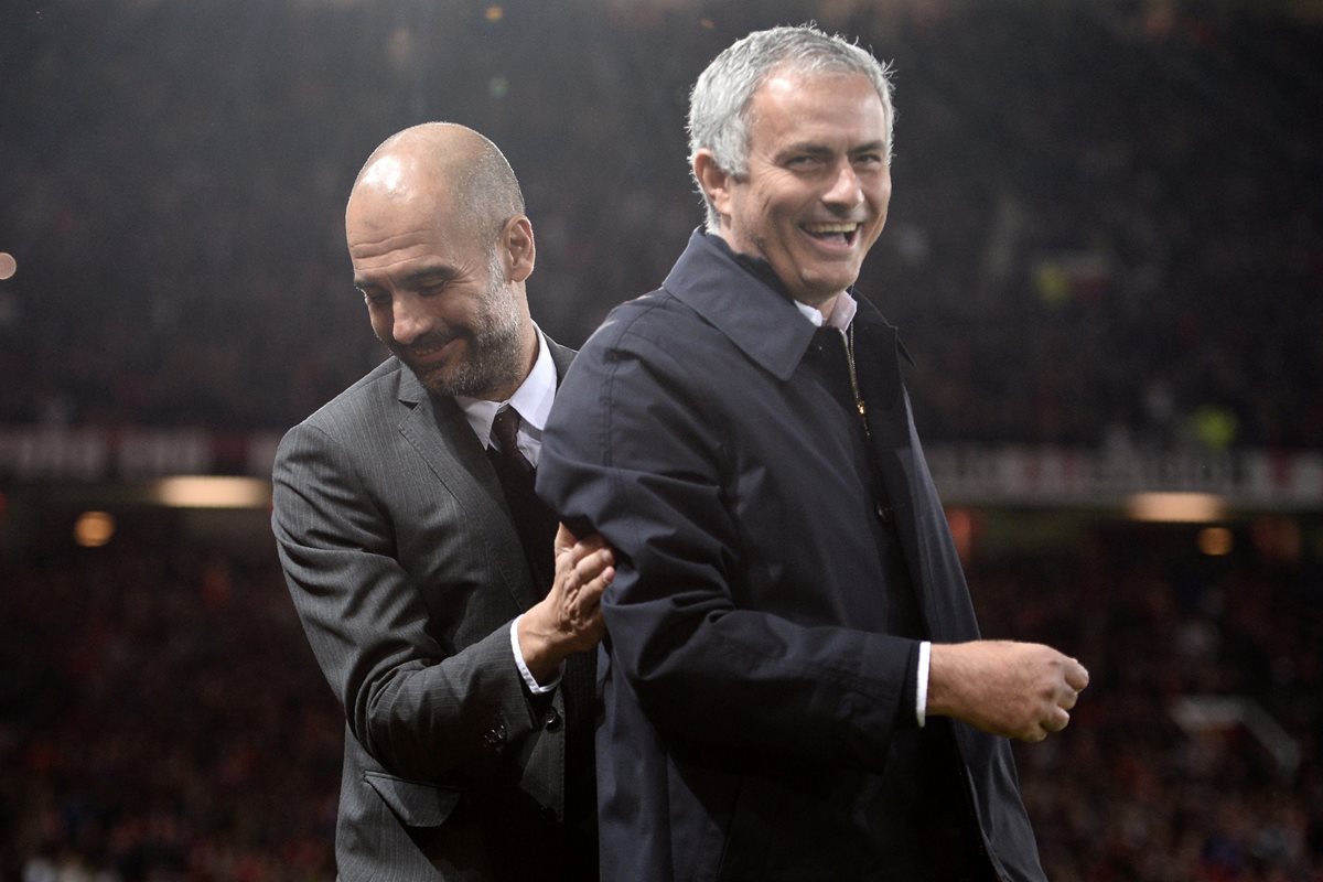 La relación entre Pep Guardiola y José Mourinho siempre ha sido el centro de atención de la prensa. (Foto Prensa Libre: AFP)