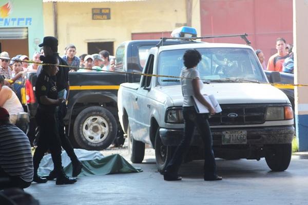 Elementos de la Policía Nacional Civil resguardan la escena del crimen. (Foto Prensa Libre: Felipe Guzmán)<br _mce_bogus="1"/>