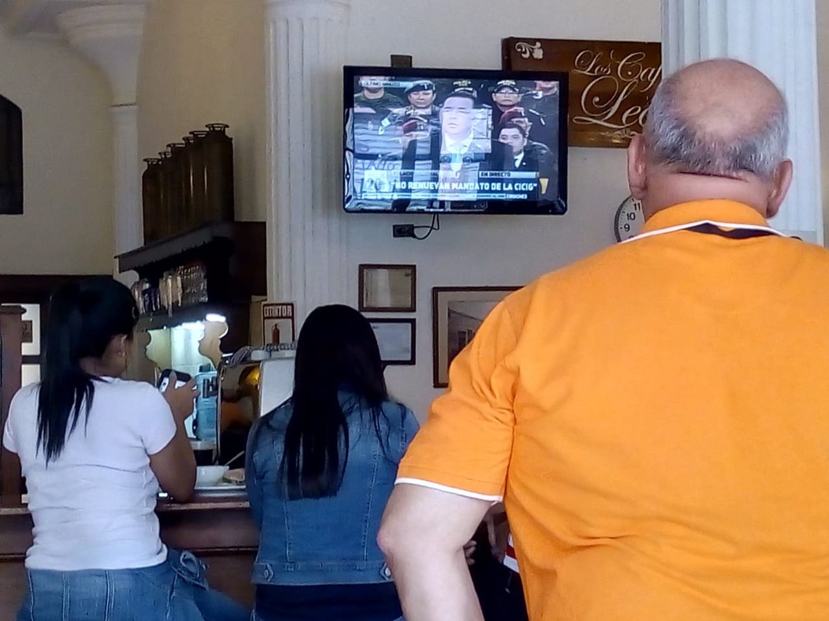 Personas que se ubicaban en los alrededores del Congreso observan la conferencia de Prensa del presidente Jimmy Morales.(Foto Prensa Libre: Óscar Rivas)