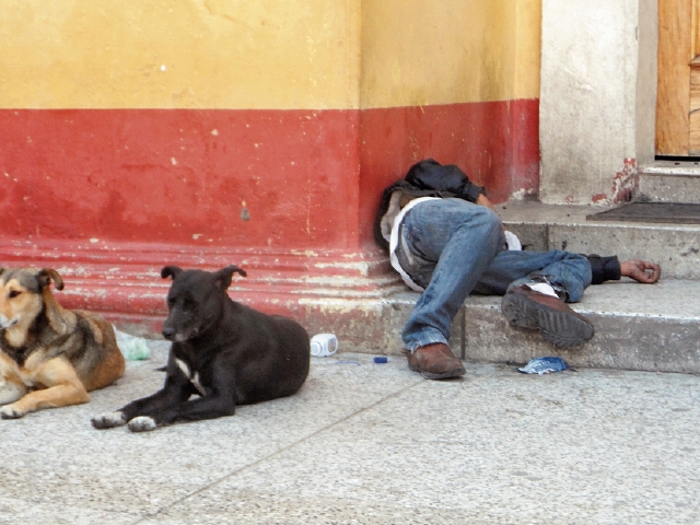 Un hombre ebrio duerme junto a la puerta de la catedral de Huehuetenango, en la zona 1. (Foto Prensa Libre: Mike Castillo)