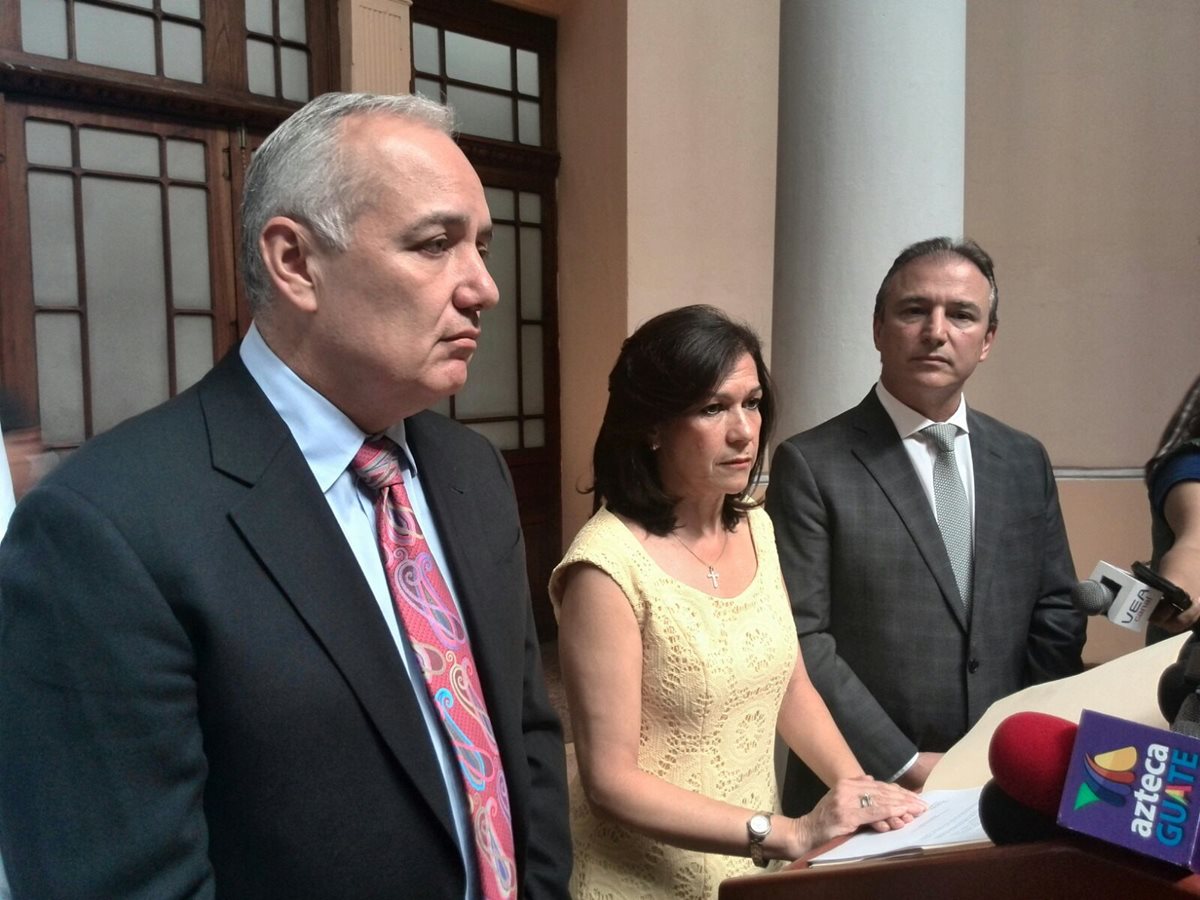 Juan Carlos Paiz, Cynthia Del Águila y Sergio De La Torre, explican los motivos de su renuncia. (Foto Prensa Libre: Estuardo Paredes)