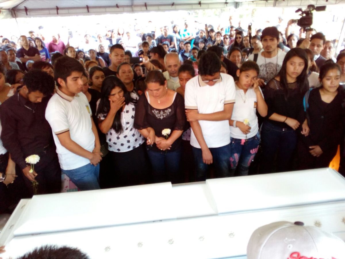 Amigos y familiares despiden a la joven que fue atropellada en la calzada San Juan. (Foto Prensa Libre: Luis Machá Pérez)