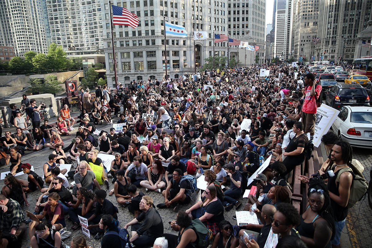 Manifestaciones se han llevado a cabo en varios estados, durante las marchas los manifestantes bloquean las calles. (Foto Prensa Libre: AP).