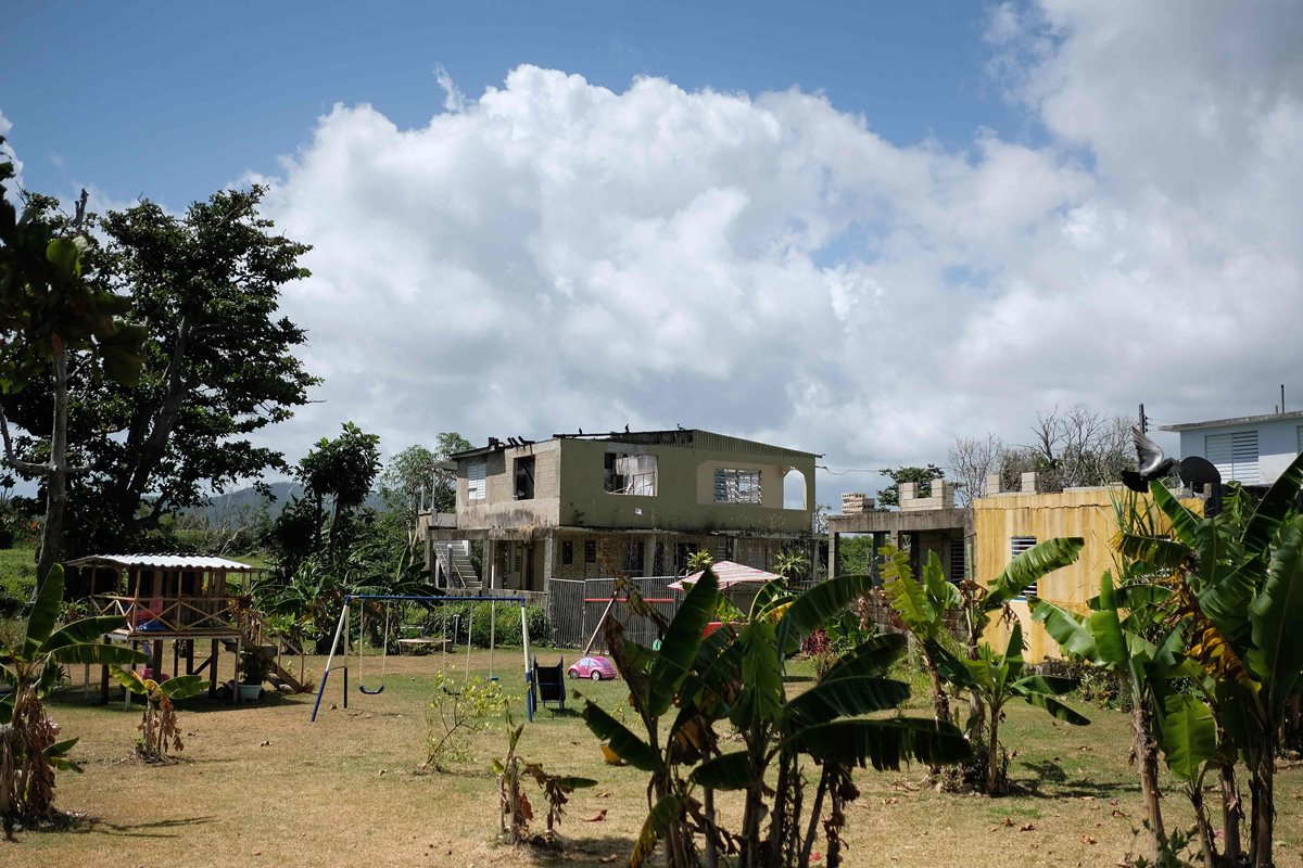 Seis meses después del paso del huracán María que afectara a Puerto Rico. Hoy se observan varias casas parcialmente destruidas en Fajardo. (Foto Prensa Libre:AFP).