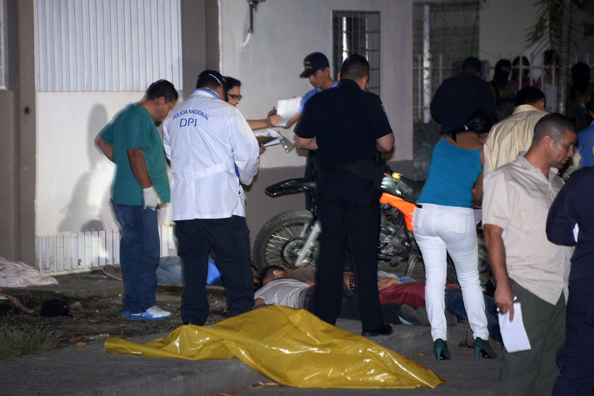 Los cinco jóvenes fueron asesinados en San Pedro Sula, Honduras. (Foto Prensa Libre: AFP).
