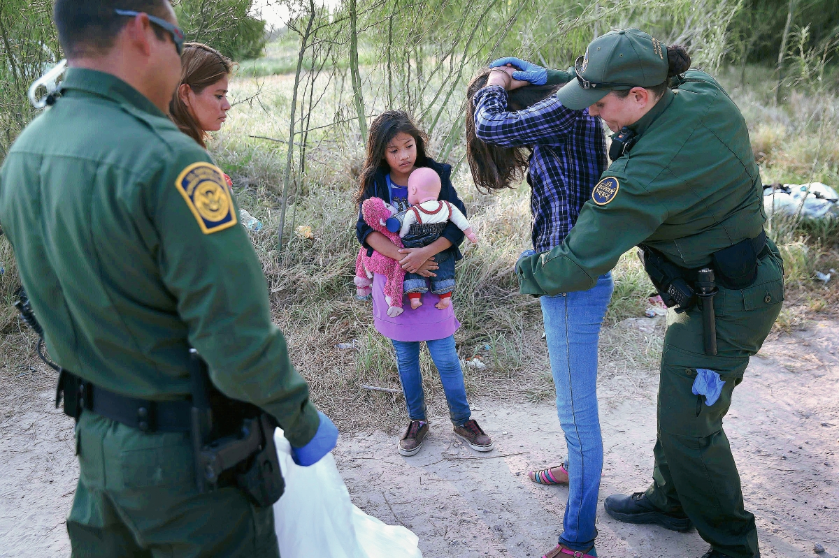 Decenas de miles de familias de inmigrantes y menores no acompañados procedentes de centrtoamérica llegan ilegalmente a EE.UU. (Foto Prensa LIbre:AP)AP